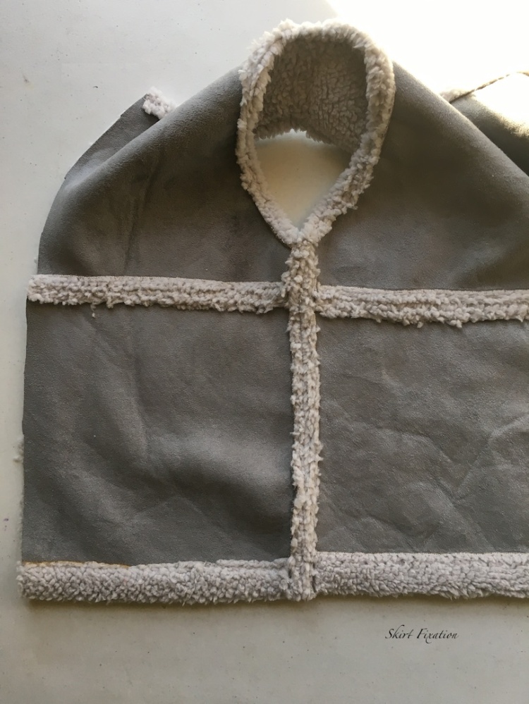 Suede-backed Sherpa Vest tutorial by Skirt Fixation.  This vest is also reversible.  